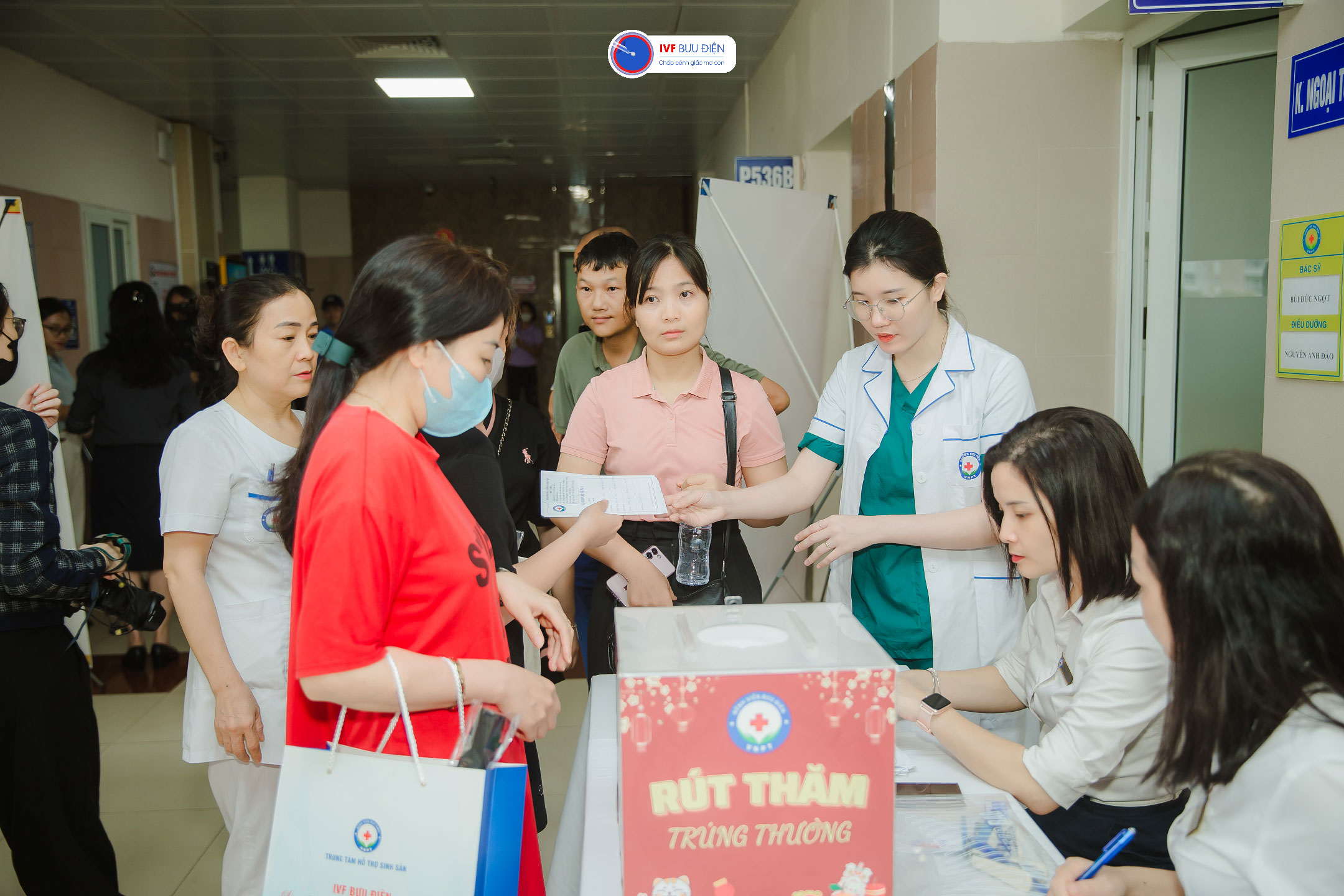 Khách hàng tham gia bốc thăm voucher 5 triệu làm IVF