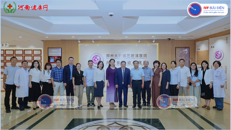 TS.BS vương vũ Việt Hà - Giám đốc Trung tâm HTSS IVF Bưu điện cùng Đoàn công tác Việt Nam sang Bệnh viện số 3 thành phố Trinh Châu Trung quốc tham quan trao đổi