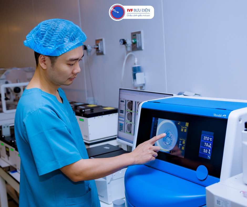 hình ảnh chuyên viên phôi học tại labo IVF Bưu điện