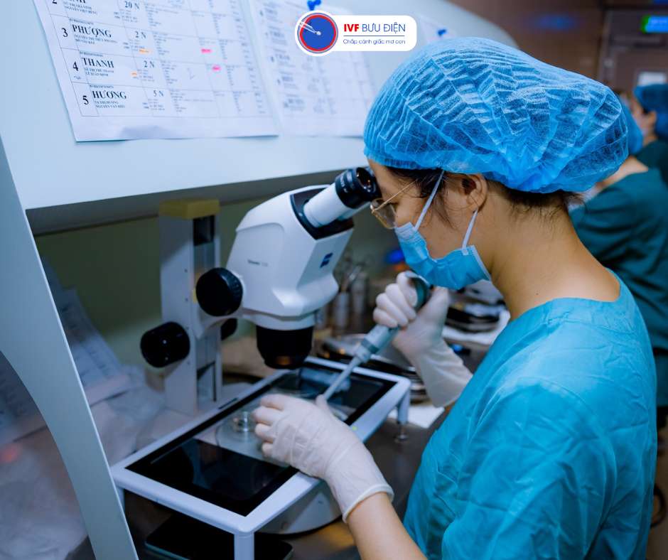 hình ảnh chuyên viên phôi học tại labo IVF Bưu điện