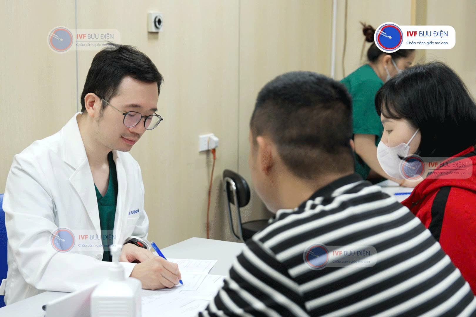 Bác sĩ Vương Vũ Việt Hà thăm khám tư vấn cho các gia đình mong con tại Tuần lễ khám miễn phí 2026