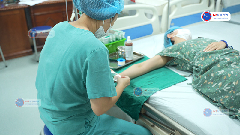 Điều dưỡng đang lấy tĩnh mạch 