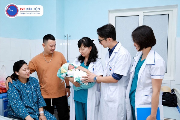 Bs CKI. Nguyễn Thị Nhã và TS. BS. Vương Vũ Việt Hà đến thăm gia đình đã thành công đón em bé tại IVF Bưu điện