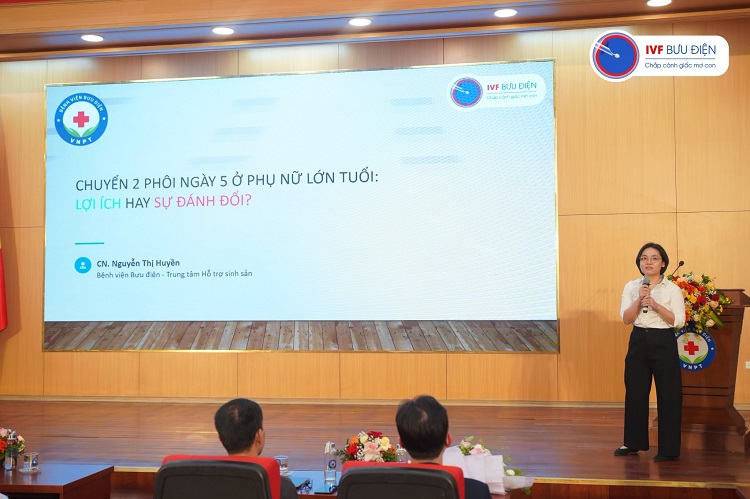 CN. Nguyễn Thị Huyền – Chuyên viên Phôi học IVF Bưu điện chia sẻ: chuyển 2 phôi ngày 5 ở phụ nữ lớn tuổi