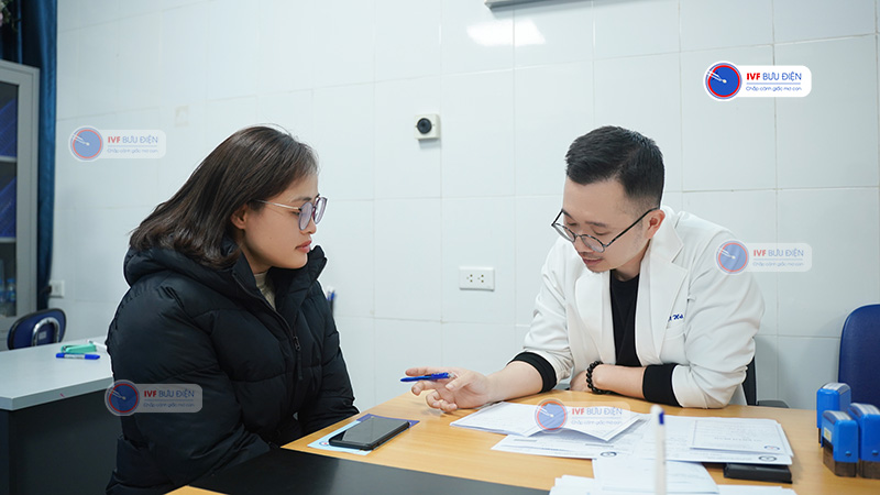 Hình ảnh Bác sĩ Vương Vũ Việt Hà đang tư vấn quá trình làm IVF