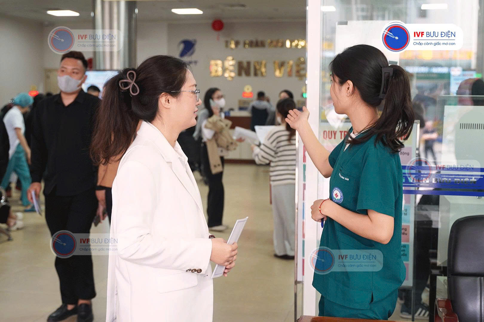Nhân viên Chăm sóc khách hàng hướng dẫn các bước đi khám tại IVF Bưu điện