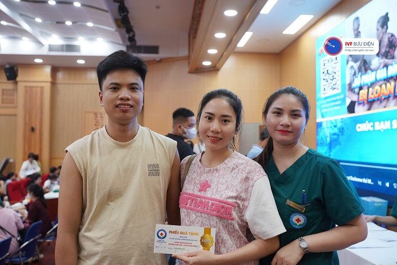 Hình ảnh các gia đình trúng thưởng voucher trị giá 5 triệu đòng khi làm IVF tại IVF Bưu điện 