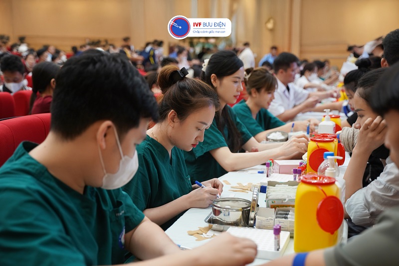 Nhân viên y tế tại Bệnh viện Bưu điện đang lấy máu xét nghiệm cho bệnh nhân trong tuần lễ khám miễn phí đợt 2 - 2025