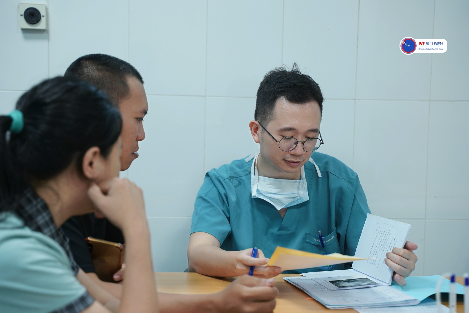 Hình ảnh Ths Bs. Vương Vũ Việt Hà - PGĐ Trung tâm Hỗ trợ Sinh sản Bệnh viện Bưu điện đang tư vấn chô bệnh nhân trong Tuần lễ Khám miễn phí đợt 2 - 2025