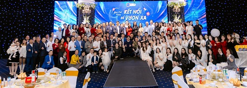 Đội ngũ IVF Bưu Điện chụp hình lưu niệm tại Lễ tổng kết 2025: kết nối để vươn xa