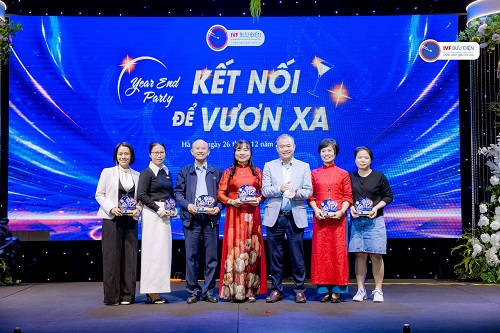 Cán bộ nhân viên IVF Bưu điện chụp hình lưu niệm tại lễ tổng kết 2025: Kết nối để vươn xa ( ảnh 5)