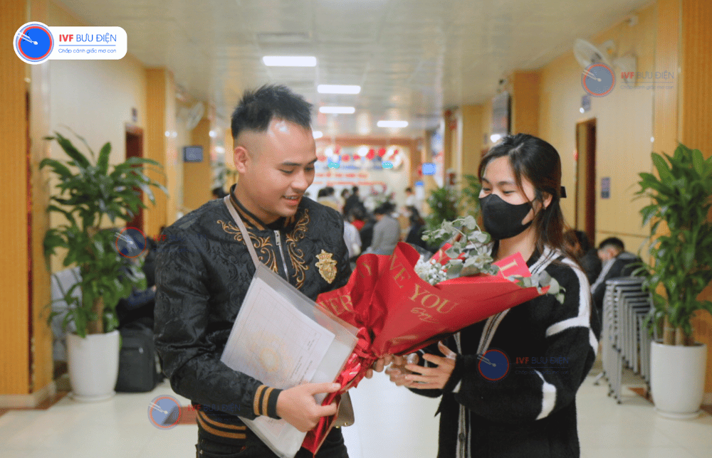 Chồng tặng hoa cho vợ