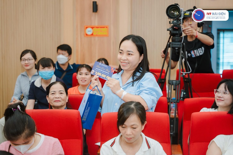 Rất nhiều các gia đình đã nhận được những phần quà từ chương trình đối thoại với bác sĩ tại Ngày hội tư vấn vô sinh hiếm muộn 2026