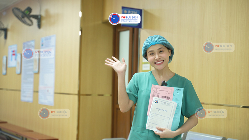 Hình ảnh Hằng cầm trên tay kết quả trũ đông trứng của mình tại IVF Bưu điện
