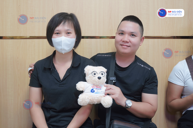 Hai vợ chồng sau thủ thuật chuyển phôi chụp hình lưu niệm tại IVF Bưu điện nhân ngày phụ nữ Việt Nam 20/10