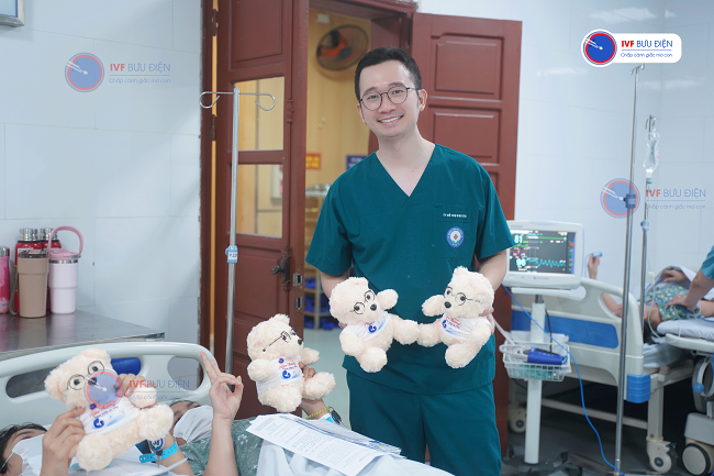 TS. BS Vương Vũ Việt Hà – Giám đốc Trung tâm Hỗ trợ sinh sản IVF Bưu điện Gửi món quà nhỏ đến với các mom chọc trứng chuyển phôi 