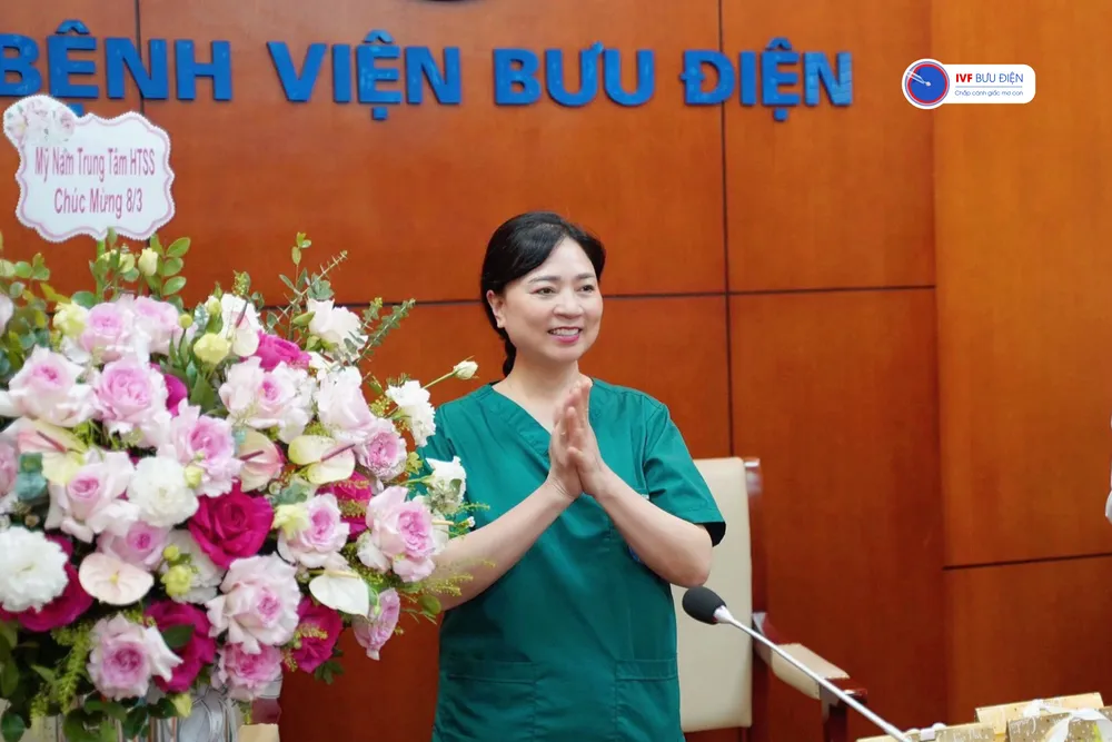 Hình ảnh bác sĩ đang cười 