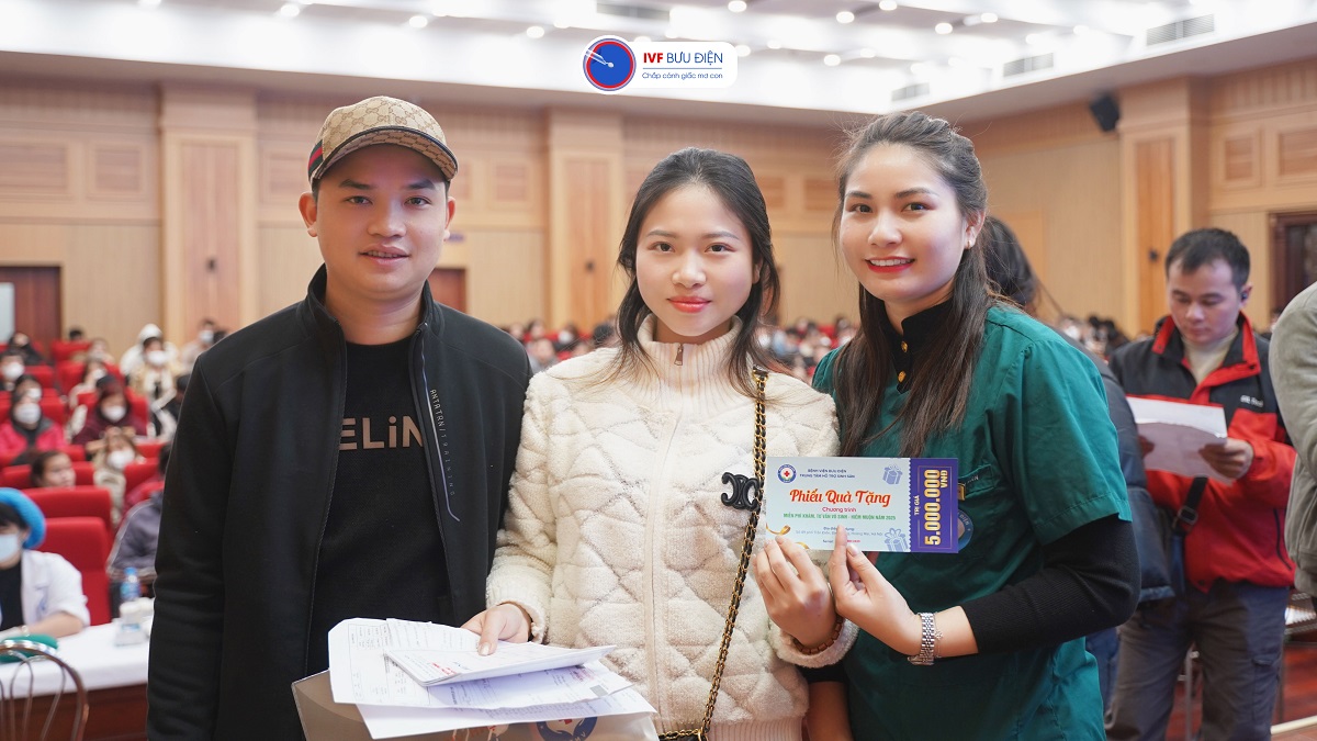 Cặp vợ chồng trúng thưởng phiếu quà tặng trị giá 5 triệu đồng tại Tuần lễ Khám miễn phí đầu năm Xuân Ất Tỵ 2025