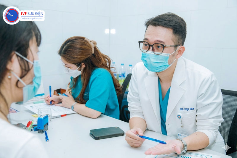 Tư thế nằm có ảnh hưởng đến kết quả sau chuyển phôi không?