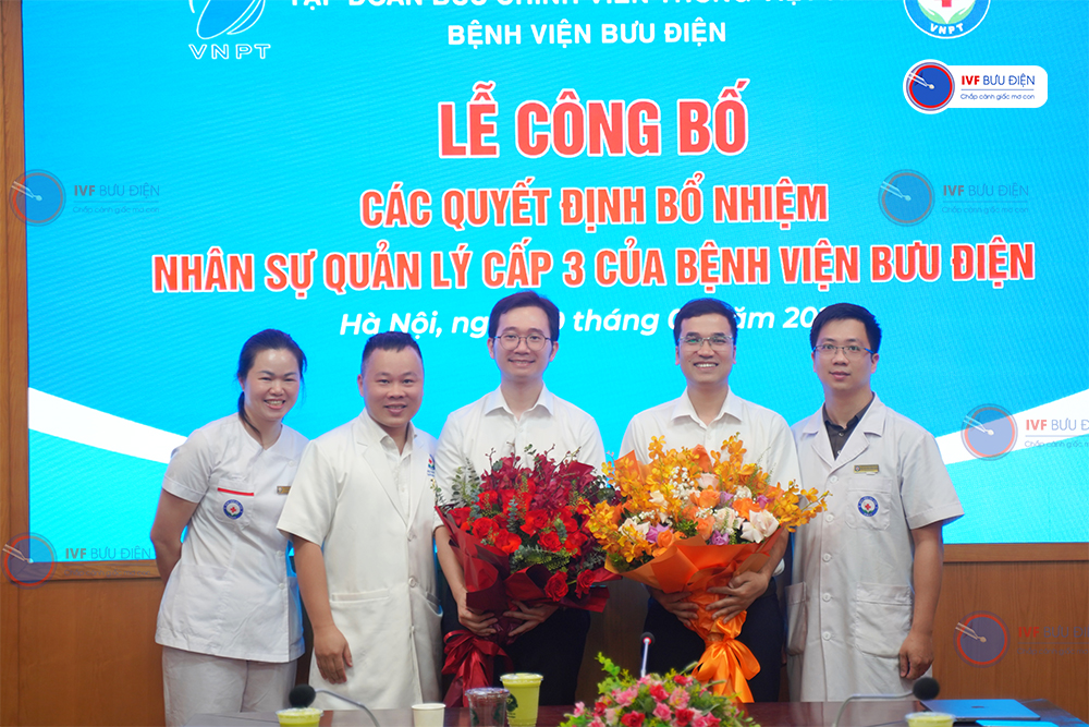 TS. BS Vương Vũ Việt Hà - Giám đốc Trung tâm hỗ trợ sinh sản Bệnh viện Bưu điện, ThS. BS Phùng Ngọc Anh - Phó Giám đốc Trung tâm hỗ trợ sinh sản Bệnh viện Bưu điện chụp hình kỷ niệm của các bộ phận - ảnh 3