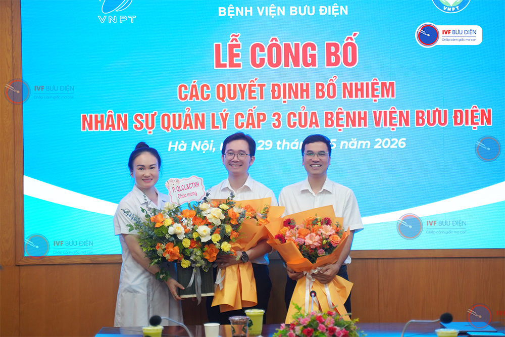 TS. BS Vương Vũ Việt Hà - Giám đốc Trung tâm hỗ trợ sinh sản Bệnh viện Bưu điện, ThS. BS Phùng Ngọc Anh - Phó Giám đốc Trung tâm hỗ trợ sinh sản Bệnh viện Bưu điện chụp hình kỷ niệm của các bộ phận - ảnh 2