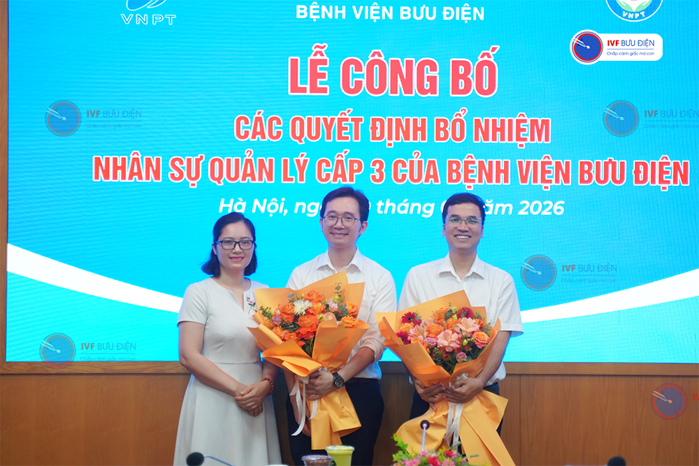 TS. BS Vương Vũ Việt Hà - Giám đốc Trung tâm hỗ trợ sinh sản Bệnh viện Bưu điện, ThS. BS Phùng Ngọc Anh - Phó Giám đốc Trung tâm hỗ trợ sinh sản Bệnh viện Bưu điện chụp hình kỷ niệm của các bộ phận - ảnh 1
