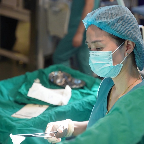 Hình ảnh điều dưỡng IVF Bưu điện đang chuẩn bị vệ sinh âm hộ cho bệnh nhân trước chuyển phôi