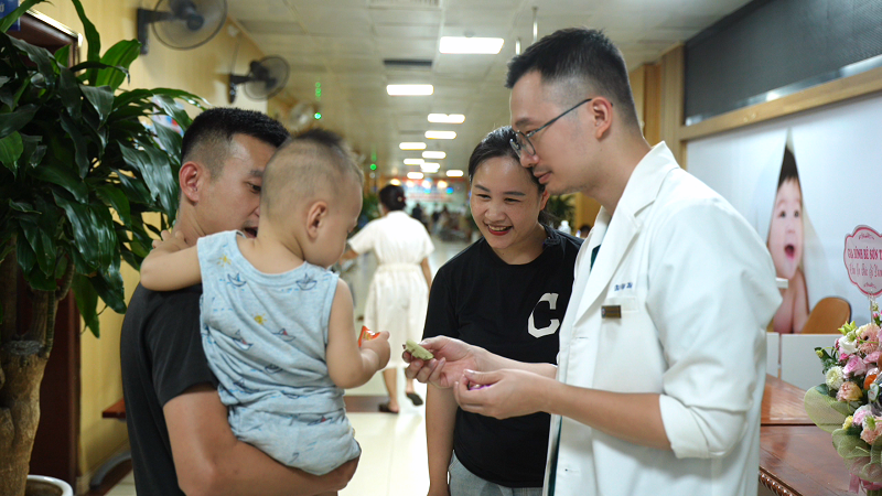 cả gia đình nhà Chi quay trở IVF Bưu điện cảm ơn Ths Bs Vương Hà