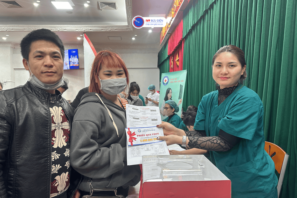 vợ chồng cùng điều dưỡng trao voucher