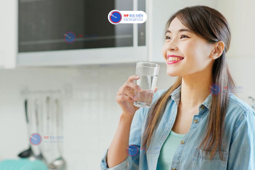 Việc uống nhiều nước sau chuyển phôi sẽ giúp mẹ đỡ mệt và giảm được các triệu chứng không mong muốn