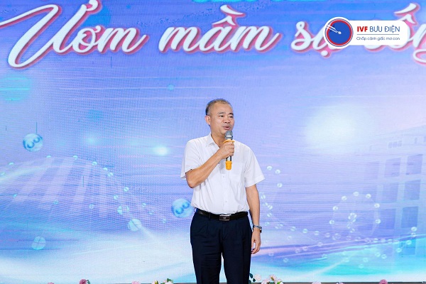 TTƯT. BSCKII Trần Hùng Mạnh – Giám đốc Bệnh viện Bưu điện đã gửi lời chúc mừng nồng nhiệt tới tập thể Trung tâm Hỗ trợ sinh sản nhân dịp mừng sinh nhật 13 tuổi