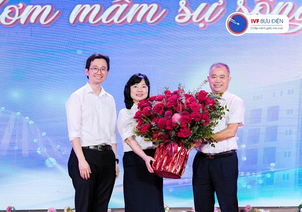 Thay mặt Ban lãnh đạo Bệnh viện Bưu điện TTƯT. BSCKII Trần Hùng Mạnh gửi tặng lẵng hoa kỷ niệm đến BSCKI. Nguyễn Thị Nhã – Nguyên Giám đốc Trung tâm Hỗ trợ sinh sản Bệnh viện Bưu điện về những đóng góp cống hiến suốt 13 năm