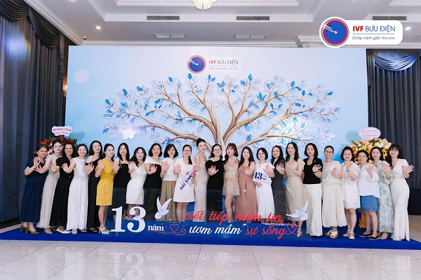 Đội ngũ IVF Bưu điện chụp hình lưu niệm tại sự kiện mừng sinh nhật Trung tâm 13 tuổi - ảnh 1
