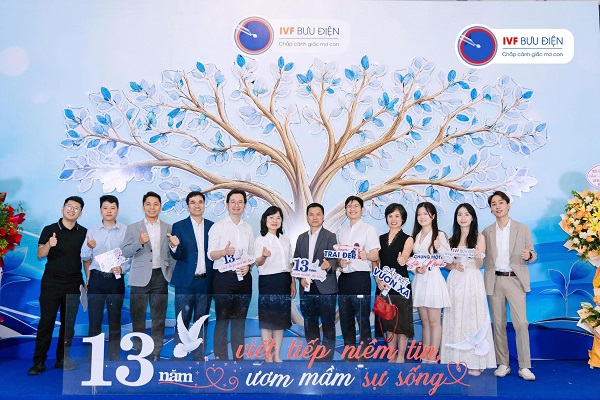Đội ngũ IVF Bưu điện chụp hình lưu niệm tại sự kiện mừng sinh nhật Trung tâm 13 tuổi - ảnh 2