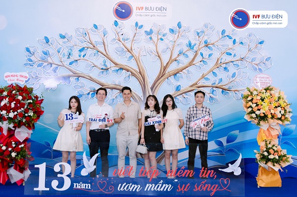 Đội ngũ IVF Bưu điện chụp hình lưu niệm tại sự kiện mừng sinh nhật Trung tâm 13 tuổi – ảnh 3
