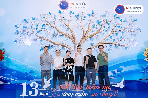 Đội ngũ IVF Bưu điện chụp hình lưu niệm tại sự kiện mừng sinh nhật Trung tâm 13 tuổi – ảnh 4