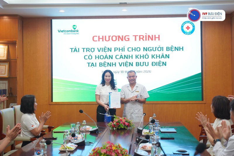 Giám đốc Bệnh viện Bưu điện gửi tặng Thư cảm ơn và quà lưu niệm đến đại diện Vietcombank chi nhánh Hoàng Mai 