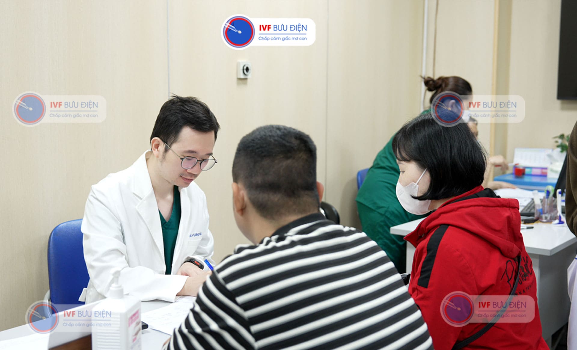 TS. Bs Vương Vũ Việt Hà đang tư vấn cho các gia đình khám tấm soát sức khoẻ sinh sản tại IVF Bưu điện