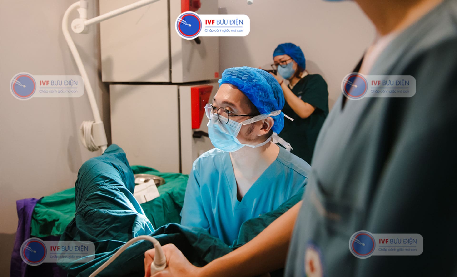 TS. BS Vương Vũ Việt Hà đang thực hiện kỹ thuật chuyển phôi khoẻ mạnh vào cơ thể người mẹ