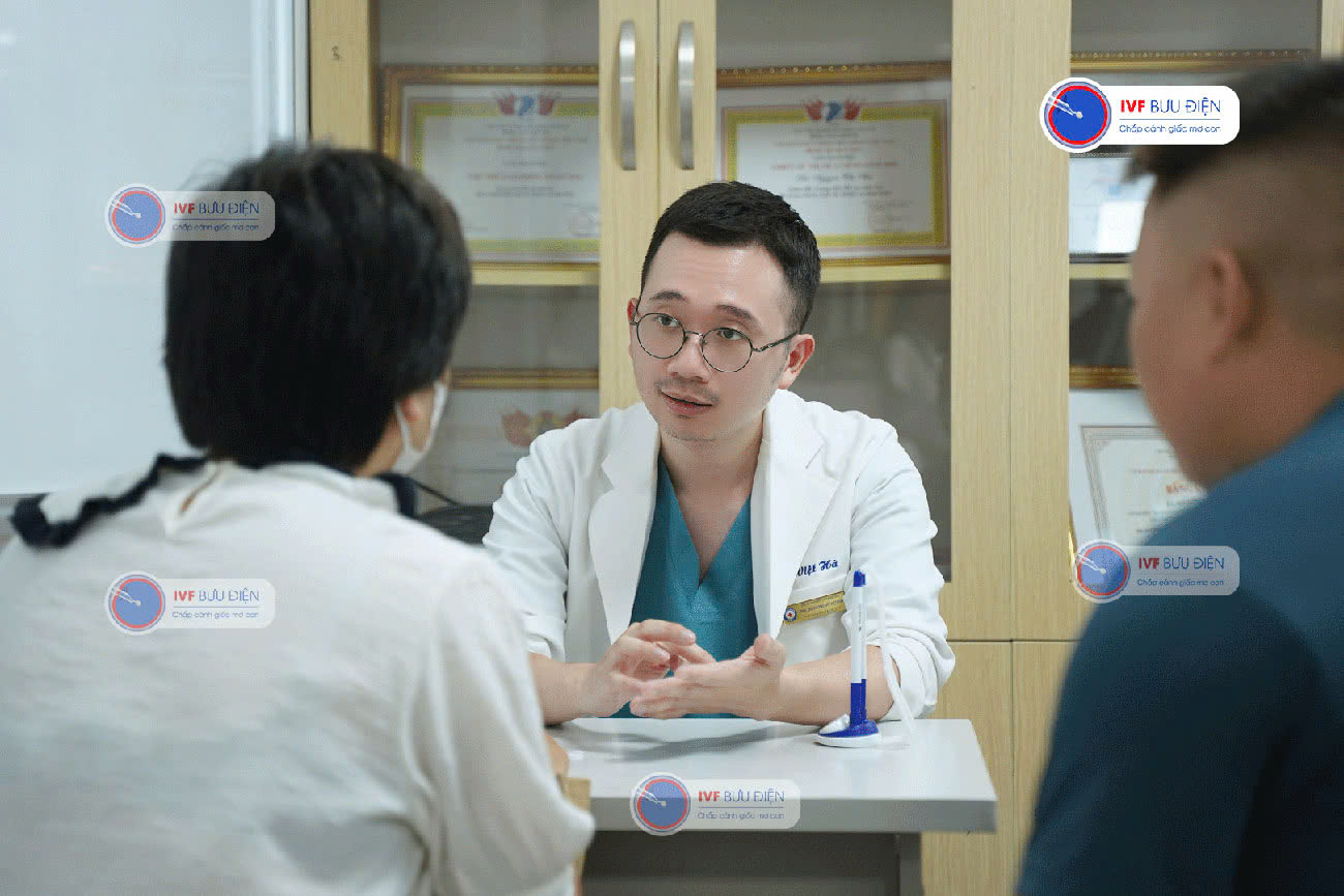 Ths.Bs. Vương Vũ Việt Hà, Phó Giám đốc Trung tâm Hỗ trợ sinh sản Bệnh viện Bưu điện tư vấn cho bệnh nhân trong Tuần lễ khám miễn phí đầu năm 2025