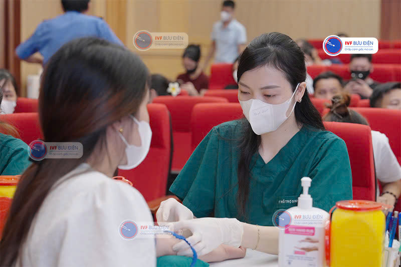 Hinh ảnh Điều dưỡng lấy mẫu máu xét nghiệm tại tầng 5 hội trường Bệnh viện Bưu điện