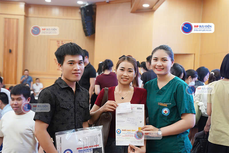 Hình ảnh cặp vợ chồng trúng thưởng phiếu quà tặng trị giá 5 triệu đồng tại Tuần lễ Khám miễn phí năm 2025